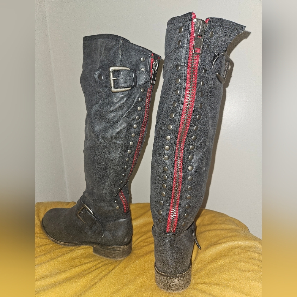 Black and Red Combat Boots with Knee-High Design and Bold Zipper